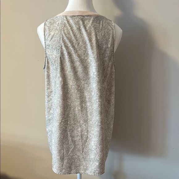 Athleta Zephyr Green and Cream Snake Skin reptile print Sleeveless Top. Size M - Picture 3 of 7